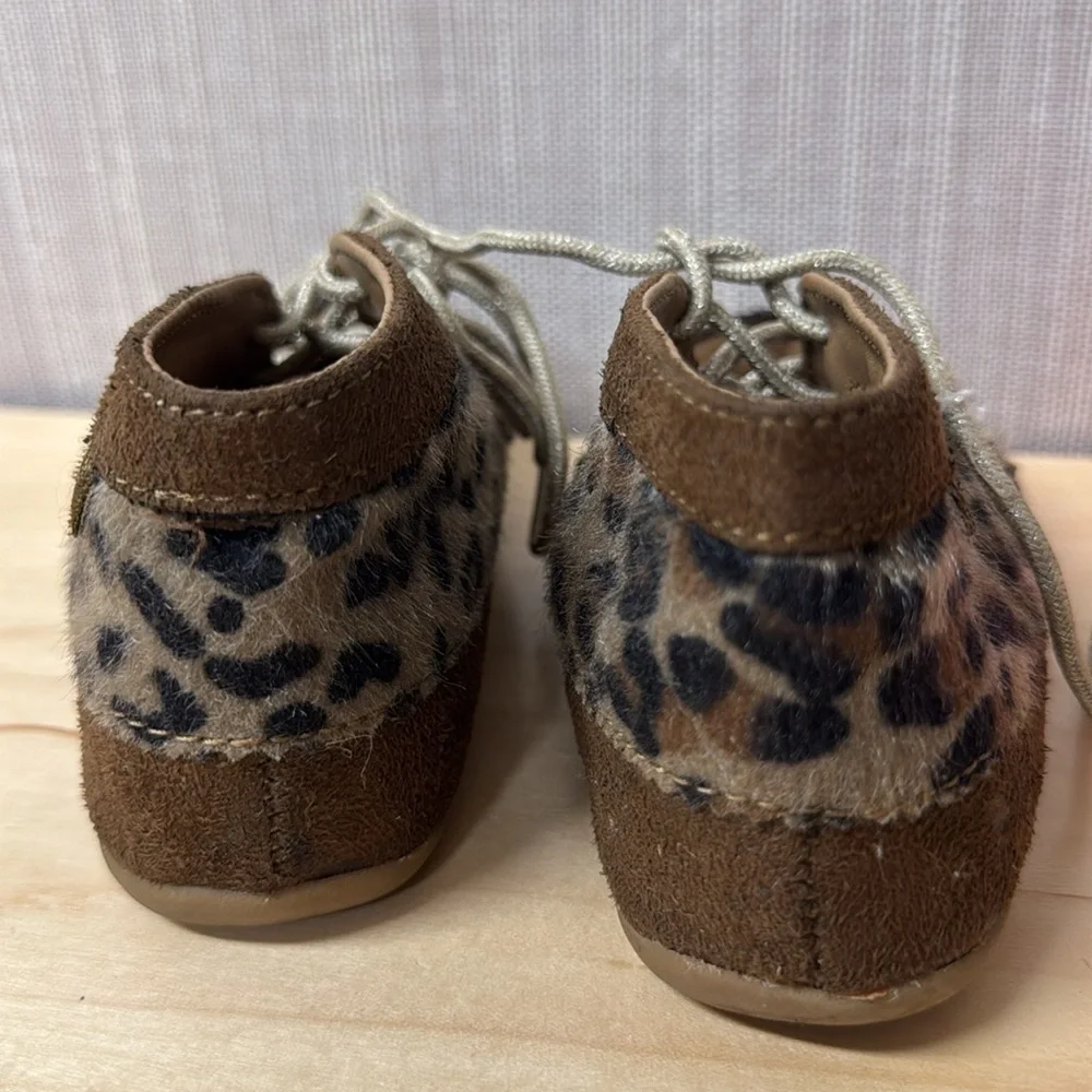 OshKosh‎ Brown suede Leopard animal print lace up moccasin Shoes size 9